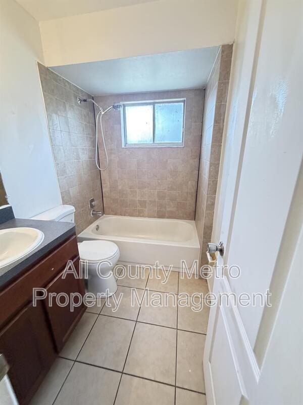 Building Photo - 2539 Ridgewood Ave