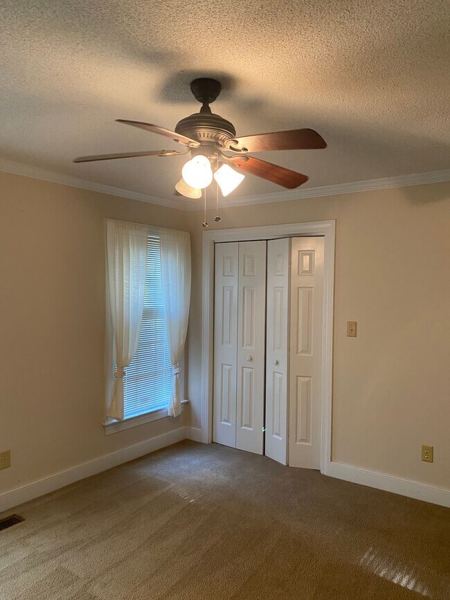 Building Photo - 3 Bedroom 3 Bath Brick Ranch