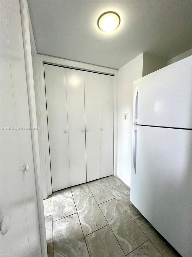 Building Photo - 225 SW 51st Ave