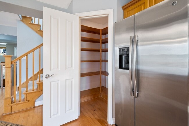 Building Photo - Spacious detached townhome available in So...