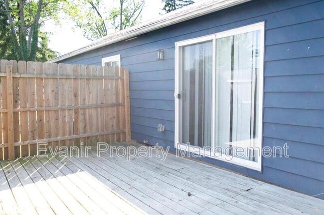 Building Photo - 955 Chelsea Ave