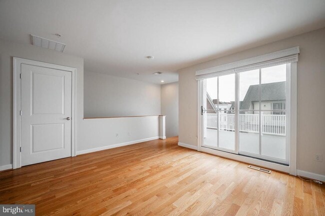 Building Photo - 420 Cook St