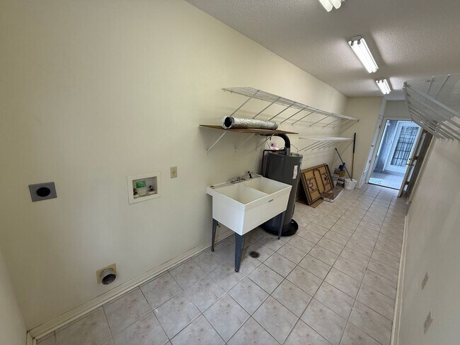 Building Photo - Pensacola - East Hill - 4 bedrooms, 3 bathroom - Mother in Law suite