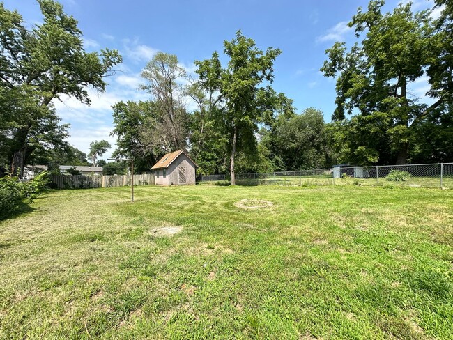 Building Photo - Beautiful 3 Bedroom Home Available!