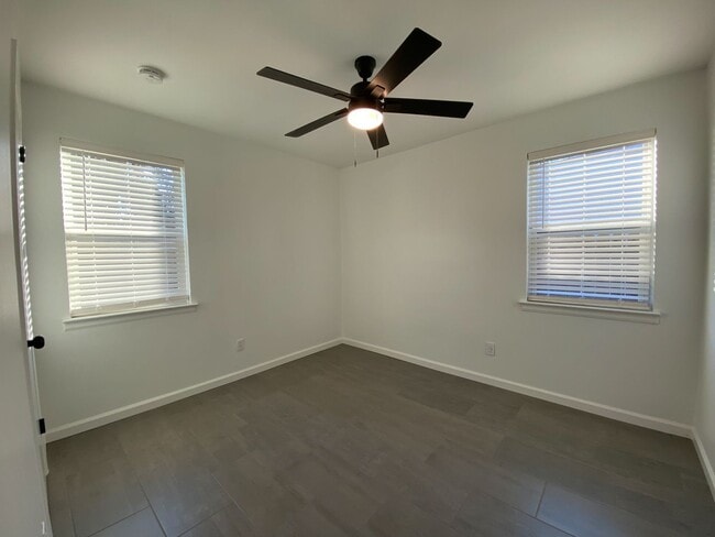 Building Photo - 2 bedroom 1 bath recently renovated near Broad Ave Arts District