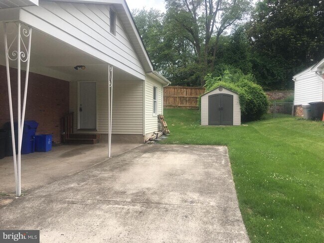 Building Photo - 9200 Bardon Rd