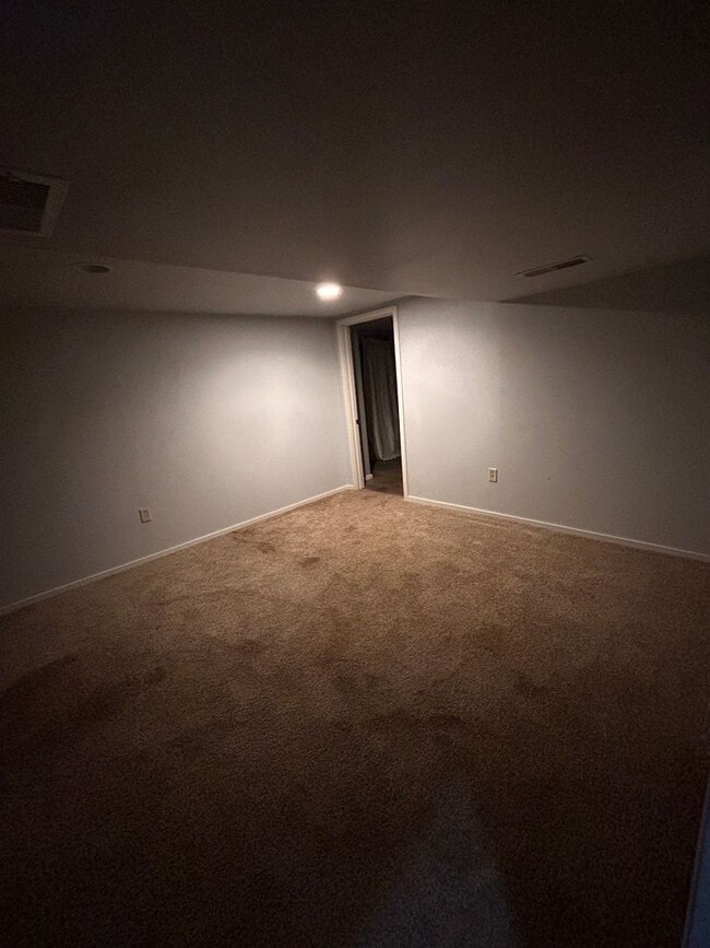 Building Photo - 3 Bed 1.5 Bath Home