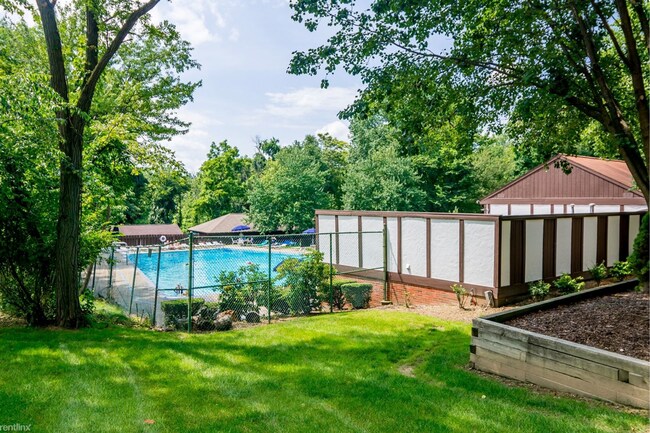 Building Photo - Sewickley Heights - Gorgeous Townhouse - 3...