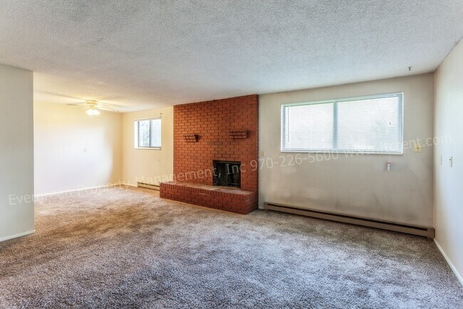 Building Photo - 915/917 Camelot Court