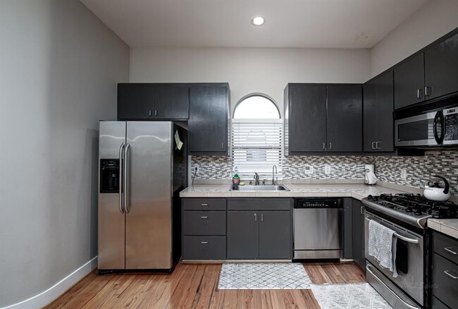 Building Photo - 8686 Meadowcroft Dr