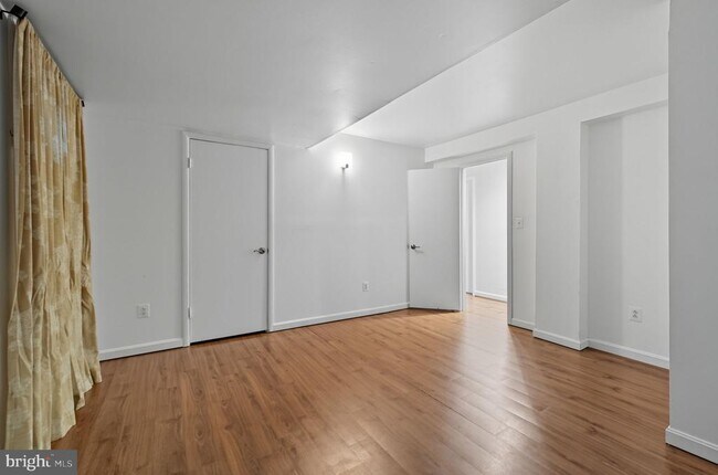 Building Photo - 6251 Lakeview Dr