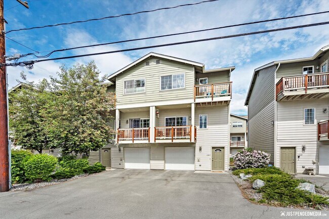 Primary Photo - Modern & Stylish Townhome!