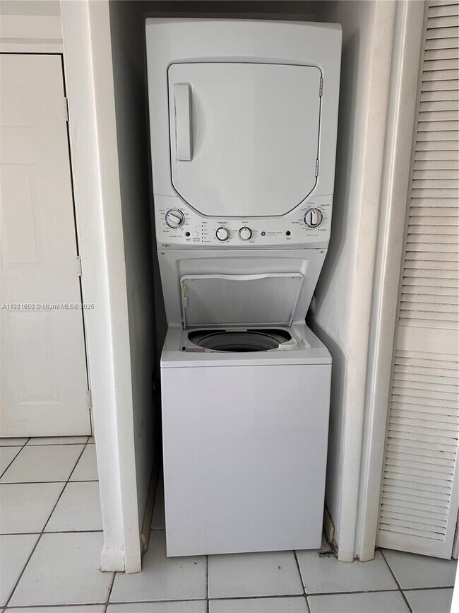 Building Photo - 3052 SW 27th Ave