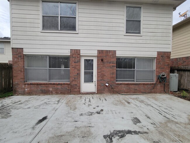 Building Photo - 8126 Golf Green Cir