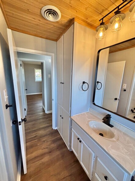 Building Photo - 720 Neal St