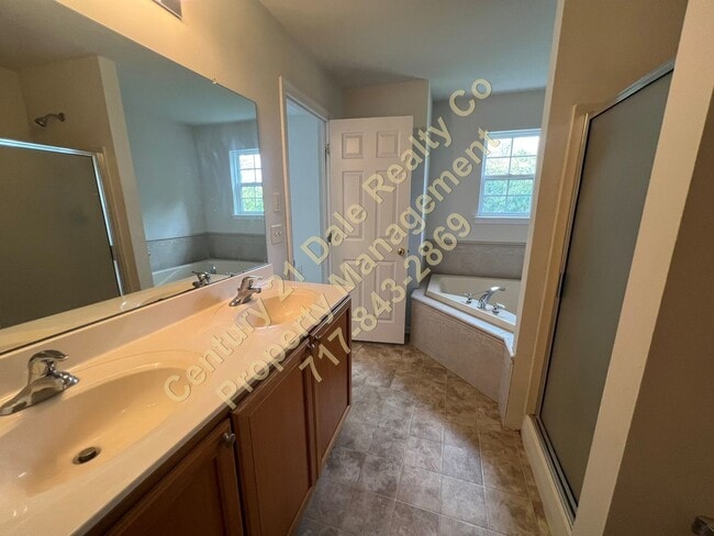 Building Photo - Beautiful 3 BR, 2.5 Bath home in Woodcrest Hills Condo located in Central York School District