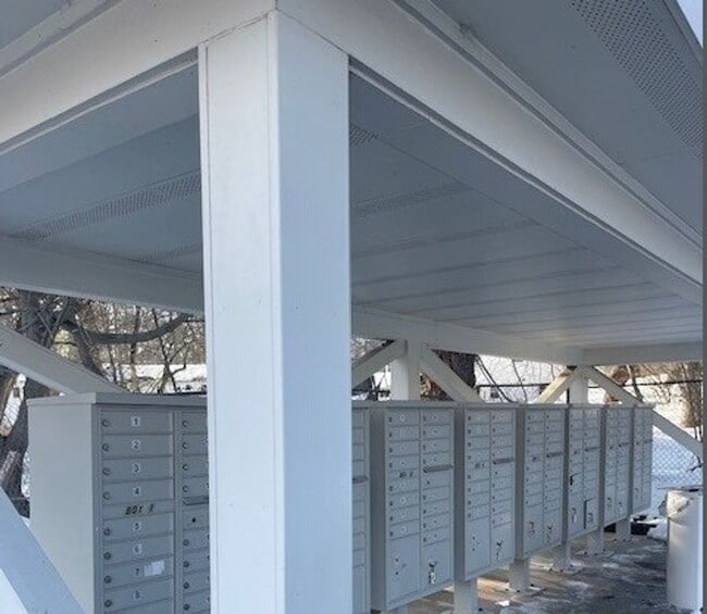 Building Photo - Fresh 1 Bedroom Corner Condo with 2 Off Street Parking Spaces