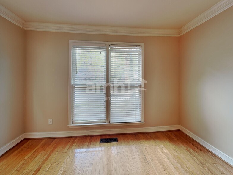 Building Photo - 2235 Saluda Ln NW