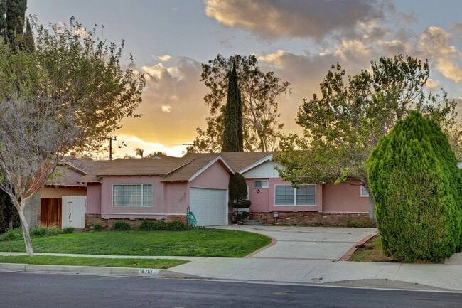 Building Photo - Charming Single-Story Pool Home in Prime Northridge Location