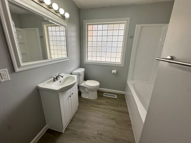 Building Photo - Beautifully Renovated 4 bedroom / 2 bath home in cul-de-sac!