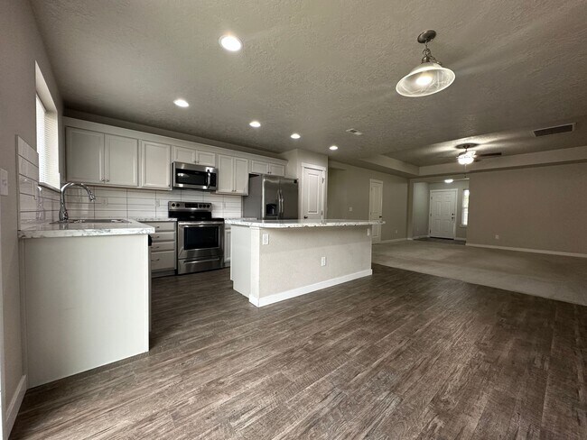 Building Photo - 3bed, 2bath, 1452sq.ft. 2-car garage home ...