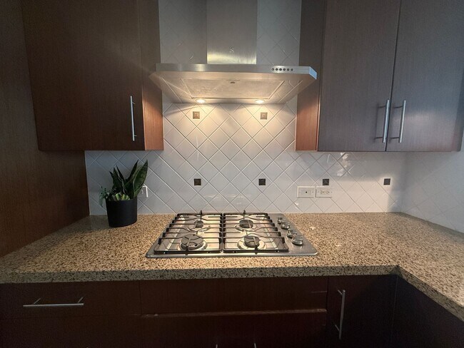 Building Photo - Upscale 2 Bed 2 Bath with Floor-to-Ceiling...