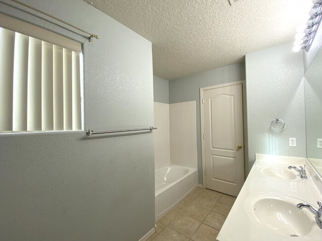 Building Photo - Large 5BR/2Story w/Balcony - Northern Meadows