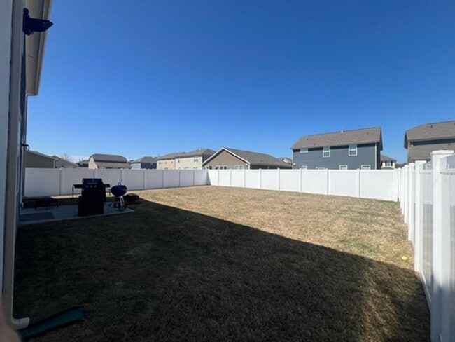 Building Photo - Home with 4 bedrooms, 3 full baths Fence in Yard