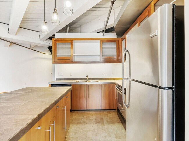 Building Photo - Marshall Wells - North facing Pearl District Loft w/parking/storage/ac