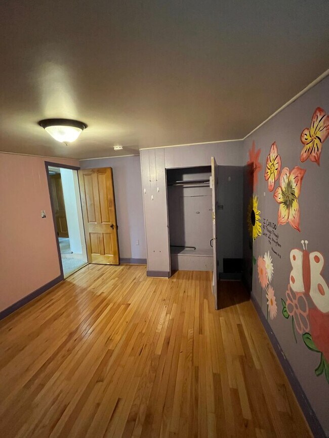 Building Photo - Spacious 4-5 Bedroom, 1.5 Bathroom 2-Story...
