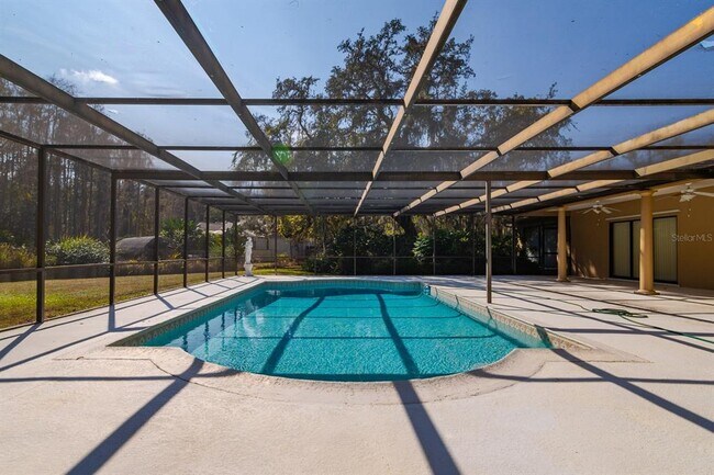 Building Photo - 10206 Lakeview Dr