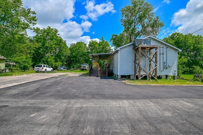 Asphalt parking - 7931 Ethel St