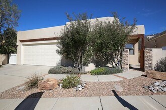 Building Photo - Beautiful High Desert Home with Mountain Views – No Pets
