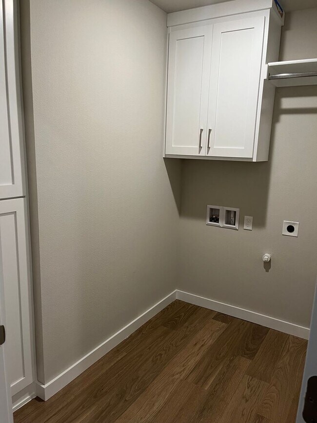 Building Photo - Brand New Duplex!