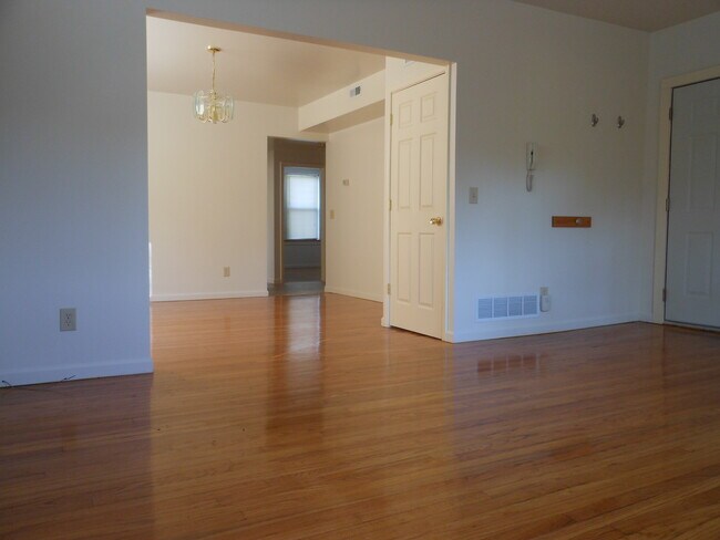 Building Photo - 6253 Cates Ave