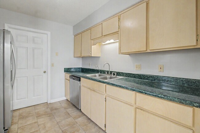 Building Photo - 1651 Latham Ct