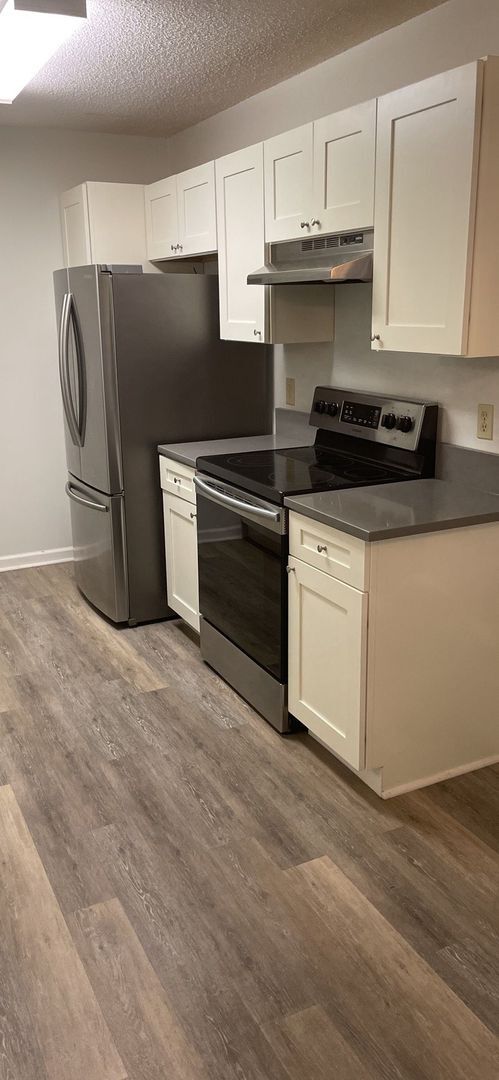 Building Photo - 1st Floor, 3 Bedroom, 2 Bath, Lakeside Con...