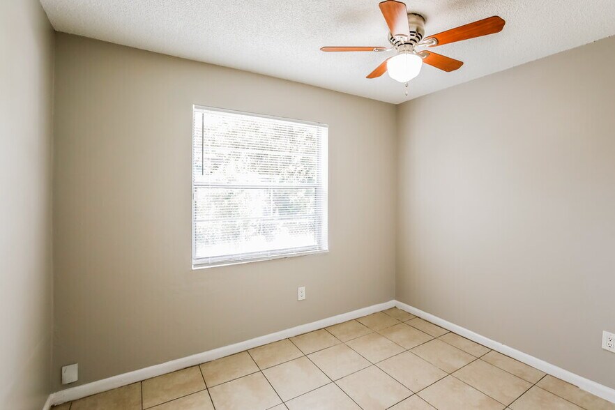 Building Photo - 933 Camellia Rd