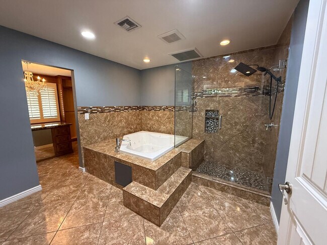 Building Photo - 4028 W Augusta Ave