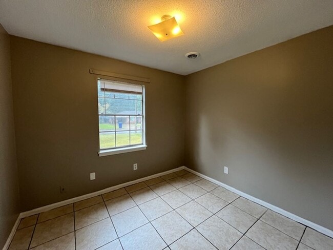 Building Photo - Renovated 3 Bedroom 1 Bath Home for Rent!