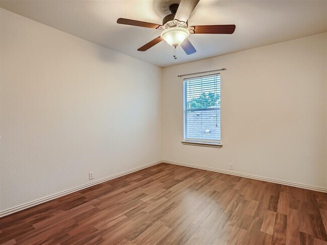Building Photo - 215 Spruce Dr