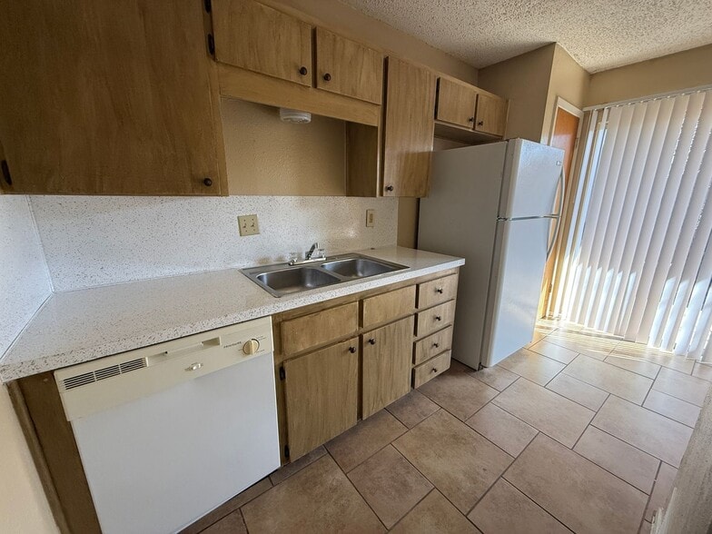 Building Photo - 2211 Cascade Dr