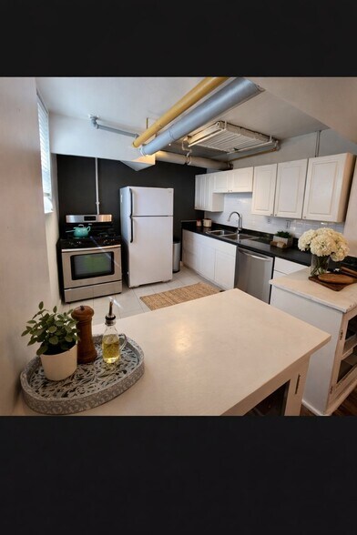 Building Photo - 963 Logan St