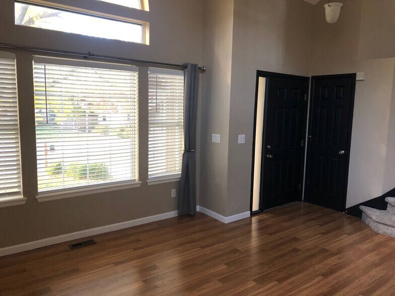 Building Photo - 5870 S Rock Creek Dr