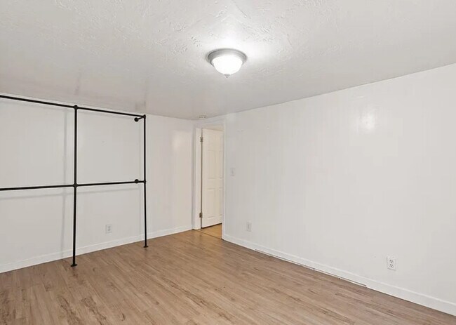 Building Photo - 471 W Elm St