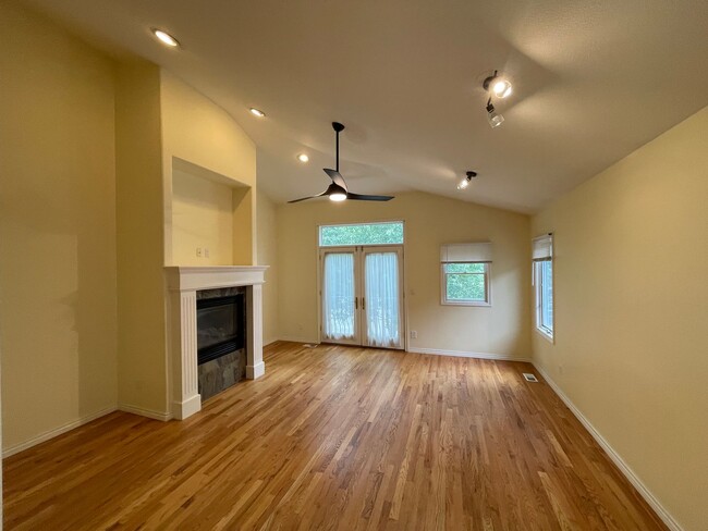 Building Photo - An Inviting Cherry Creek Lifestyle!