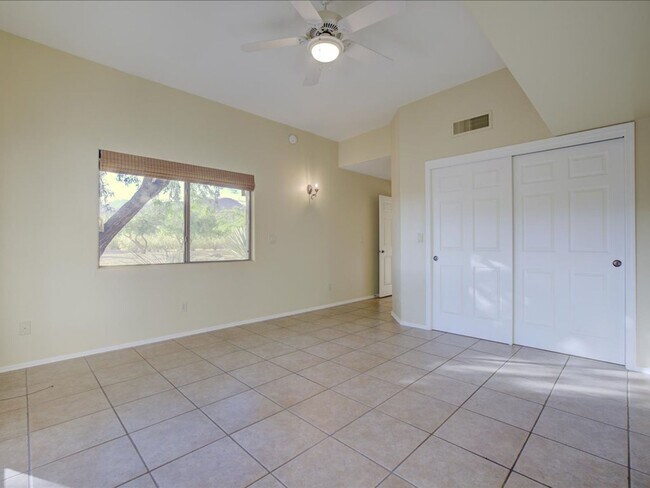 Building Photo - 4 Bedroom 4 Bathroom