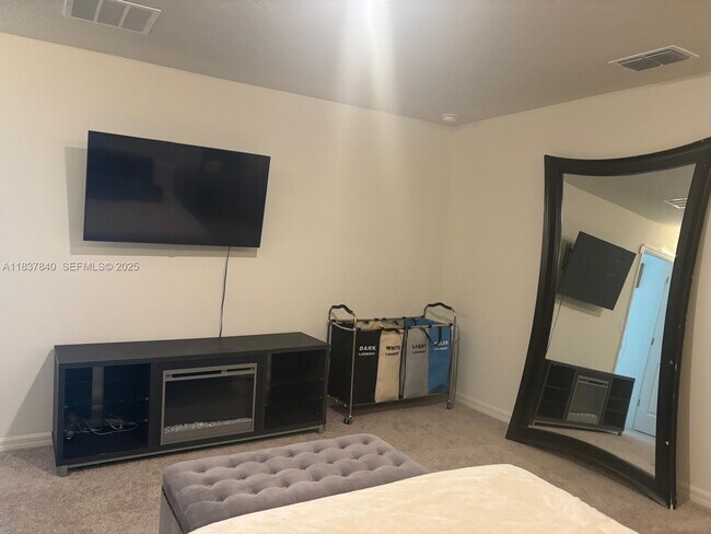 Building Photo - 1073 SW Eureka Ave