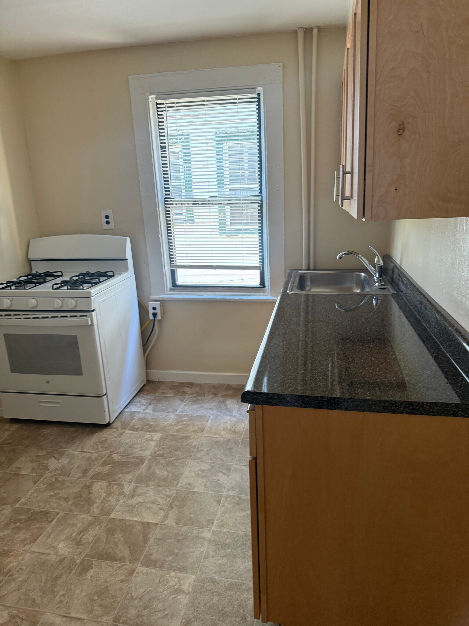 Building Photo - 1772 Hammersley Ave