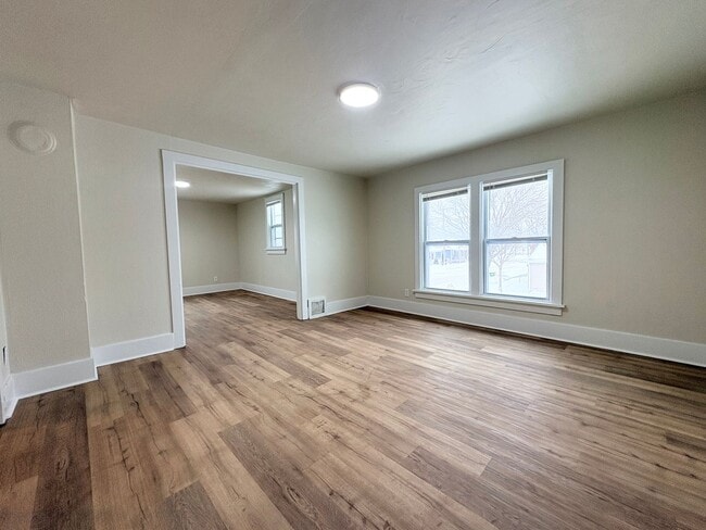 Building Photo - 520 12th Ave